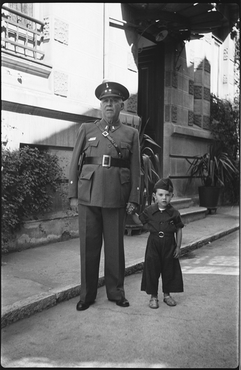 Esteban Morros Zuloaga agafat a la mà d'un militar