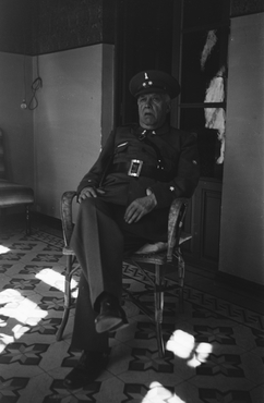 Home gran vestit de militar a León