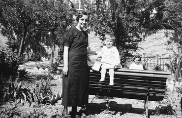 Julia Morros Sardá amb dues criatures