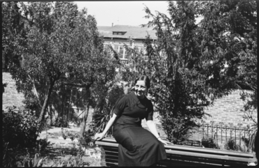 Julia Morros Sardá en un pati o jardí