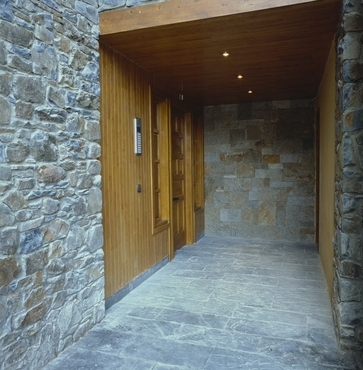 Portal exterior d'un edifici