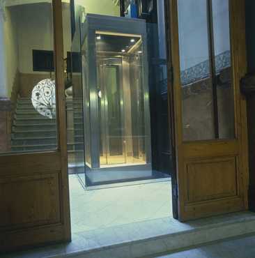 Portal exterior d'un edifici