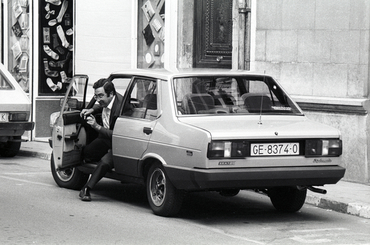 Joaquim Nadal, alcalde de Girona, amb el seu cotxe a la Plaça del Vi de Girona 