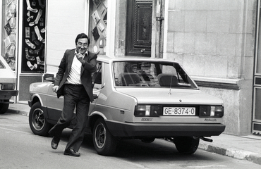 Joaquim Nadal, alcalde de Girona, amb el seu cotxe a la Plaça del Vi de Girona 