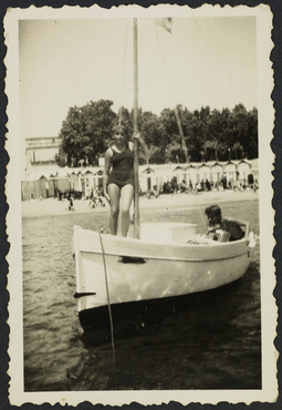 Olga García a sobre d'una barca de vela, amb amics i familiars de la família Serra Batlle banyant-se a S'Agaró