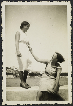 Amics i familiars de la família Serra Batlle banyant-se a S'Agaró