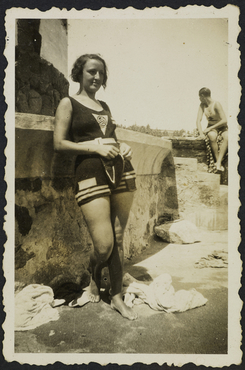 Rosa Loveras  amb amics i familiars de la família Serra Batlle banyant-se a S'Agaró