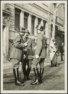 Desfilada militar en motiu de la Vistia del General Francisco Franco a Barcelona