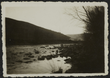 Un noi a la llera d'un riu