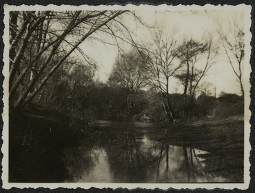 Un noi a la llera d'un riu