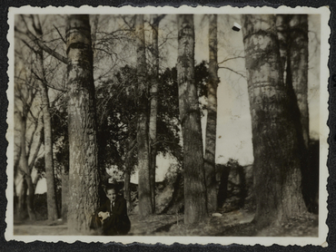 Un noi a la llera d'un riu