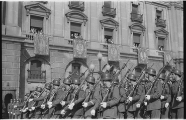 Desfilada militar en motiu de la Vistia del General Francisco Franco a Barcelona