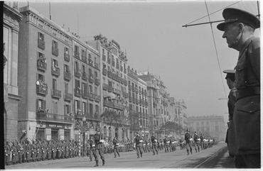 Desfilada militar en motiu de la Vistia del General Francisco Franco a Barcelona