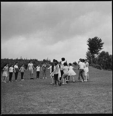 Un grup de nois  al santuari de la Salut 