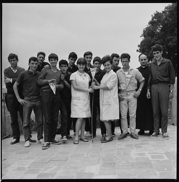 Un grup de nois al santuari de la Salut