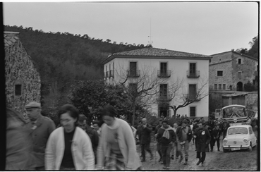 Sortida del poble cap a la capella de Santa Seculina