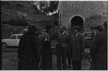 El pare pelegrí amb homes del poble