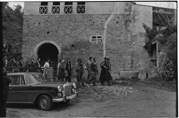 El pare pelegrí i la gent del poble caminant