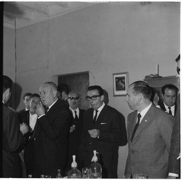 Un grup d'homes en una reunió a Camallera