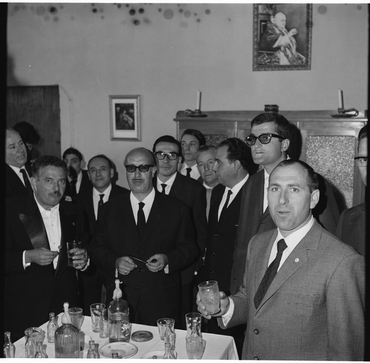 Un grup d'homes en una reunió a Camallera