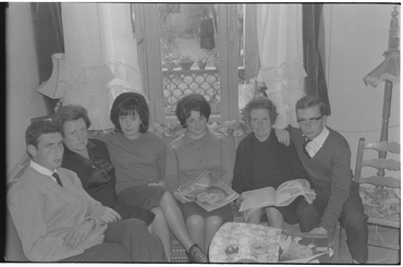 Ddones en una terrassa el dia de Rams