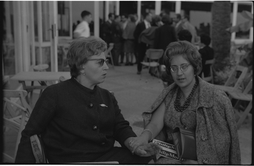 Dues dones assegudes a la terrassa d'un bar