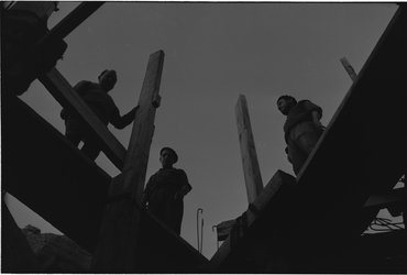 Bastida amb tres homes a sobre