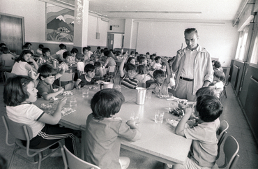 Visita de Salador Sunyer a l'escola Silvestre Santaló de Salt