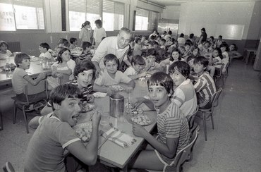Visita de Salador Sunyer a l'escola Silvestre Santaló de Salt