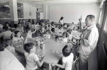 Visita de Salador Sunyer a l'escola Silvestre Santaló de Salt